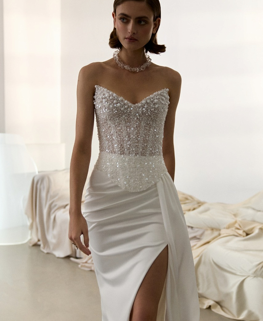 Свадебный комплект с расшитым пайетками корсет и атласной юбкой фото