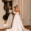 Атласное свадебное платье на одно плечо фото