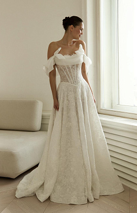 Кружевное свадбеное платье с открытыми плечами фото