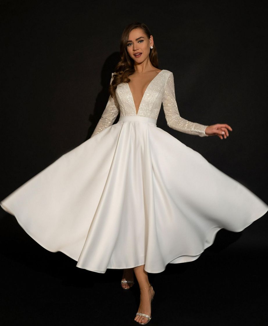 Свадебное платье миди с сияющим корсетом фото