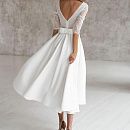 Свадебное платье миди с атласной юбкой фото