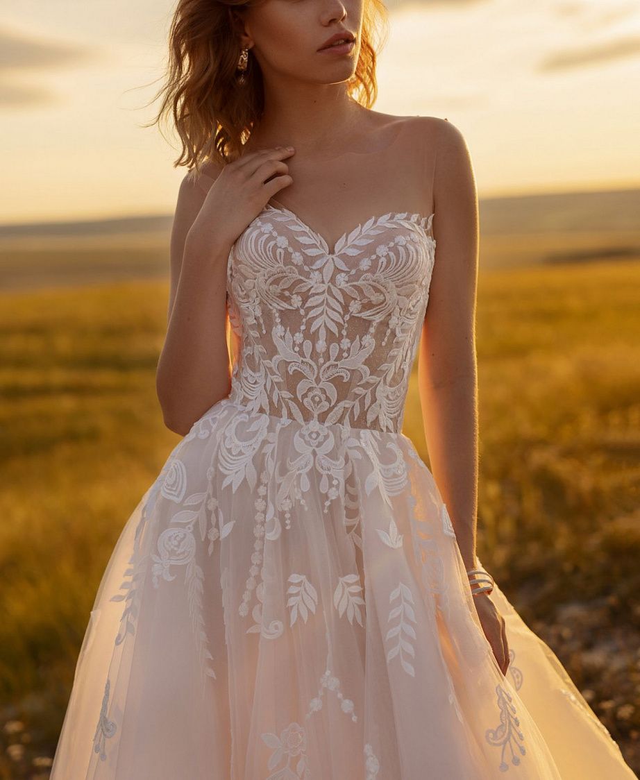 Кружевное свадебное платье с кейпом фото