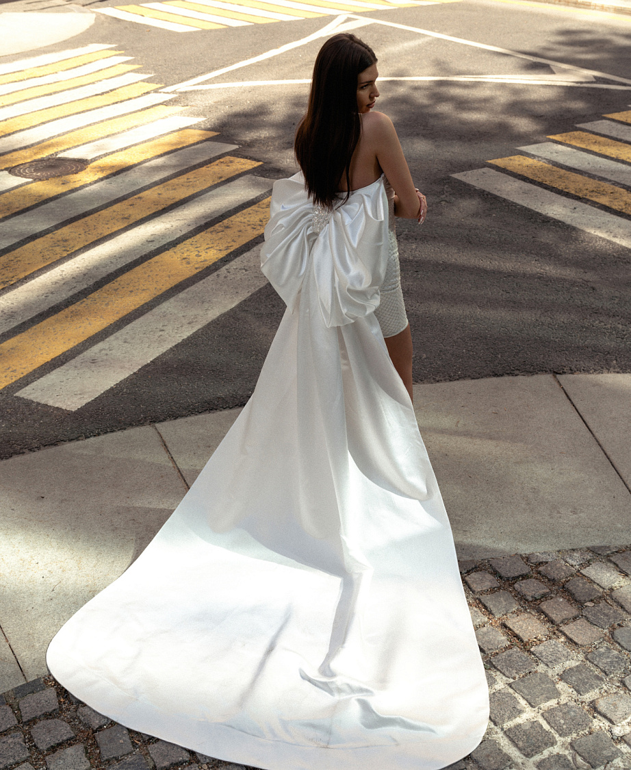 Свадебное платье мини с большим бантом фото