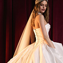 Эффектное свадебное платье из тафты с драпированным корсетом фото