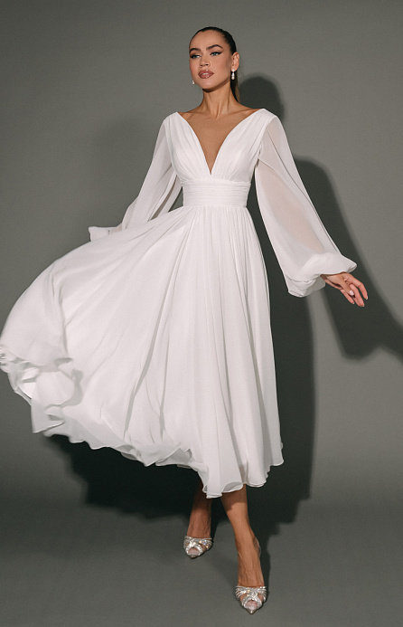 Шифоновое свадебное платье с декольте и рукавами фото