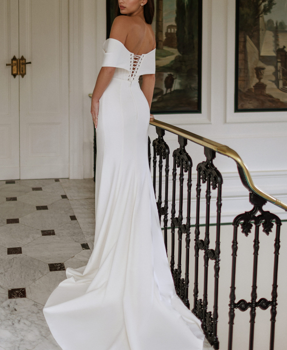 Стильное белое свадебное платье фото