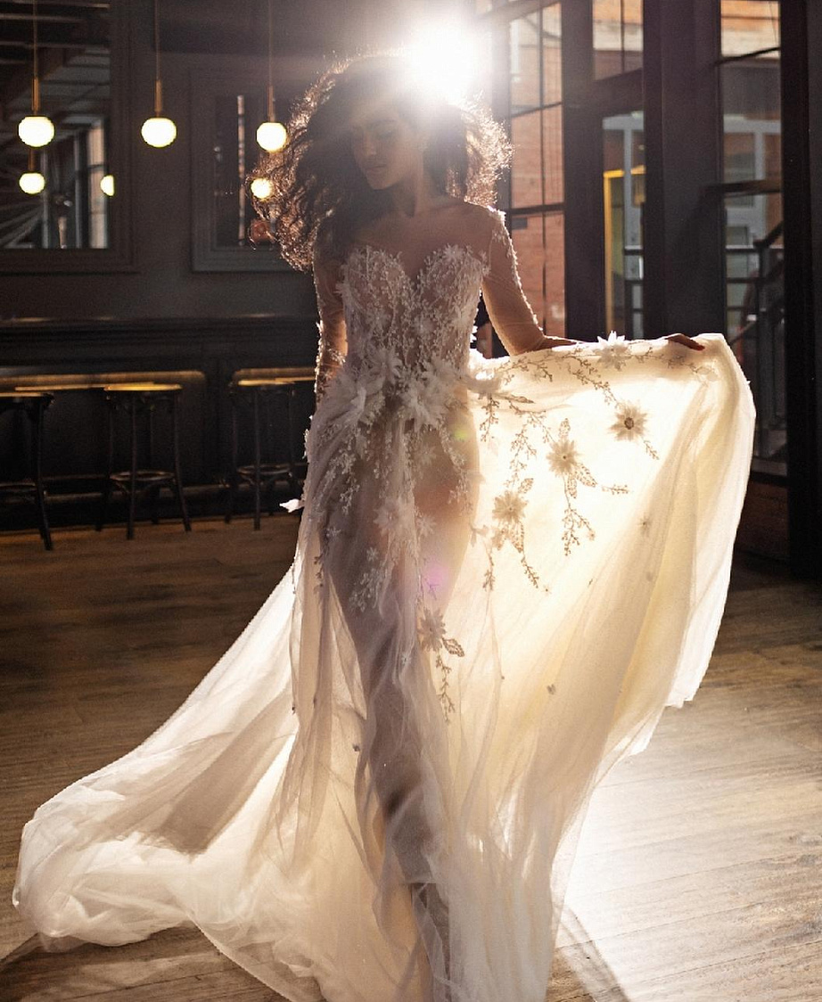 Дизайнерское свадебное платье с объемными цветами фото