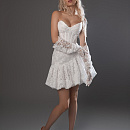 Короткое кружевное свадебное платье с перчатками и объемной юбкой фото