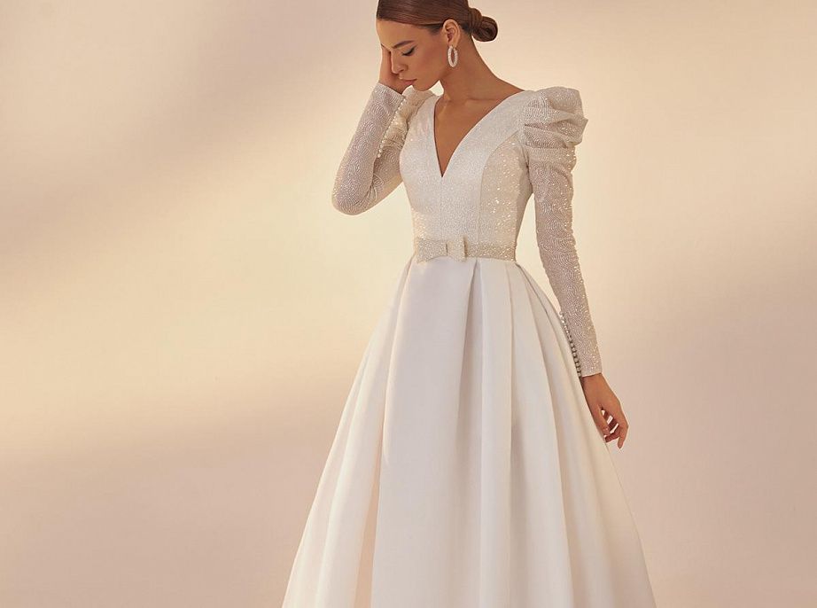 Свадебное платье с атласной юбкой и блестящим верхом фото