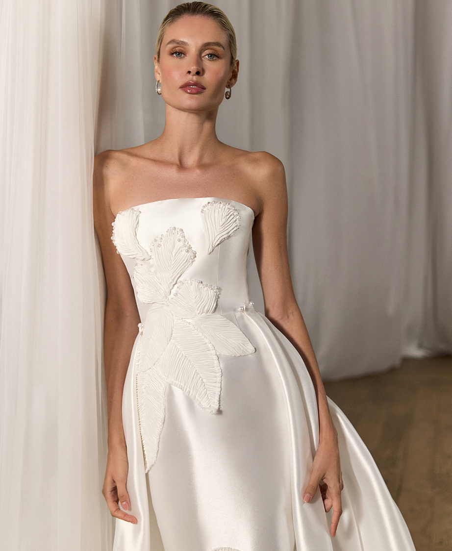 Элегантное платье из микадо с декором из цветов и съемным шлейфом фото