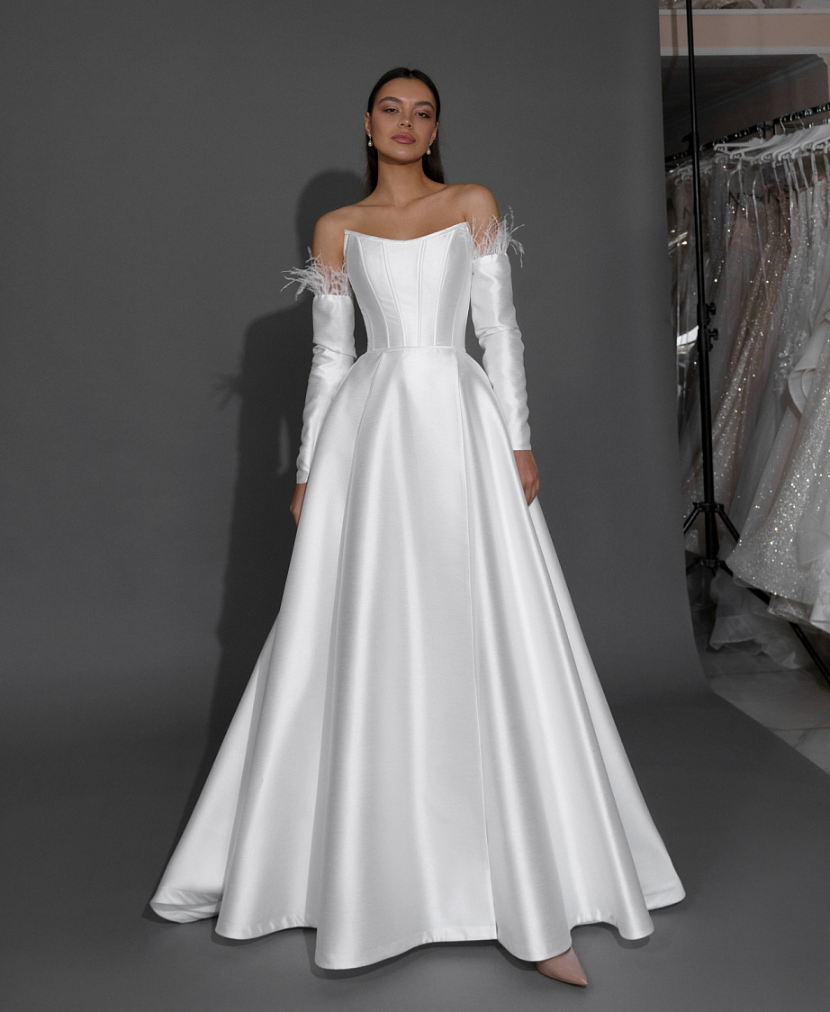 Атласное свадебное платье на корсете с митенками фото