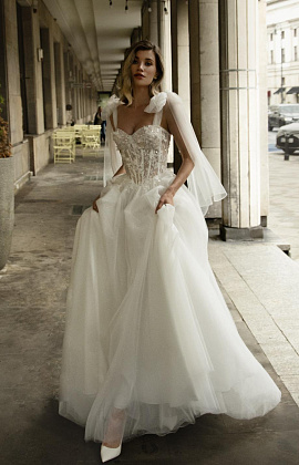 Нежное свадебное платье с бантами на плечах фото