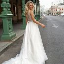 Блестящее свадебное платье со шлейфом фото