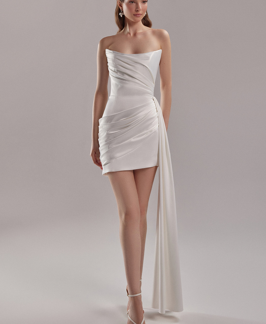 Короткое платье из атласа с декором в виде драпировки фото