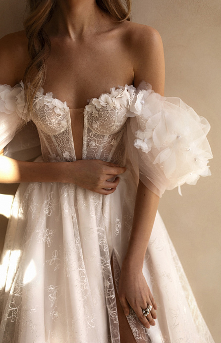 Кружевное свадебное платье с объемными цветами фото