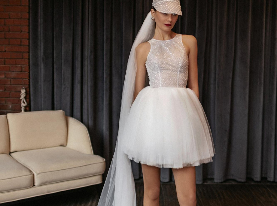 Свадебное платье мини с пышной юбкой фото