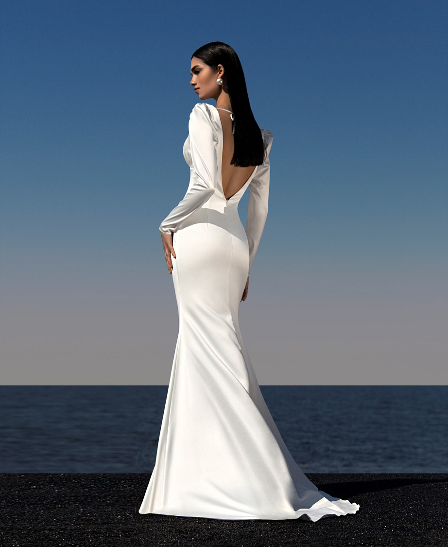 Атласное свадебное платье рыбка с рукавами и открытой спиной фото