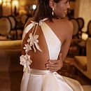 Жемчужное свадебное платье из атласа фото