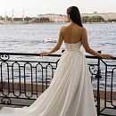 Атласное свадебное платье с объемной вышивкой фото