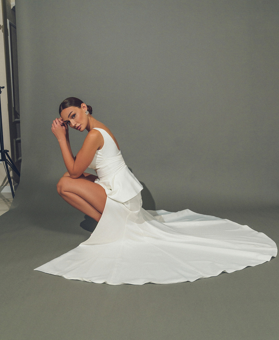 Стильное свадебное платье с V-образным декольте фото