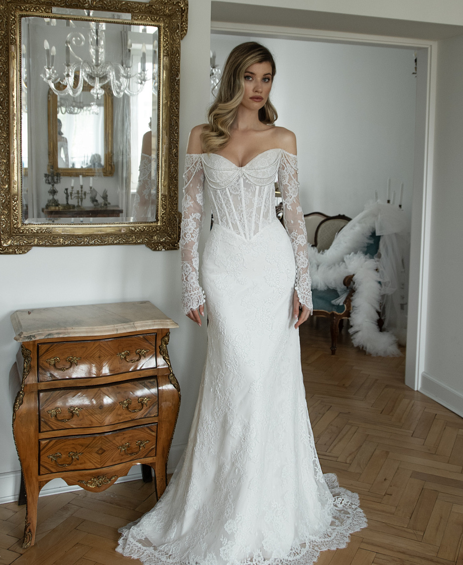 Кружевное свадебное платье рыбка с декором из бус фото