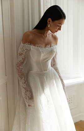 Кружевное свадебное платье с элементами атласа на корсете фото