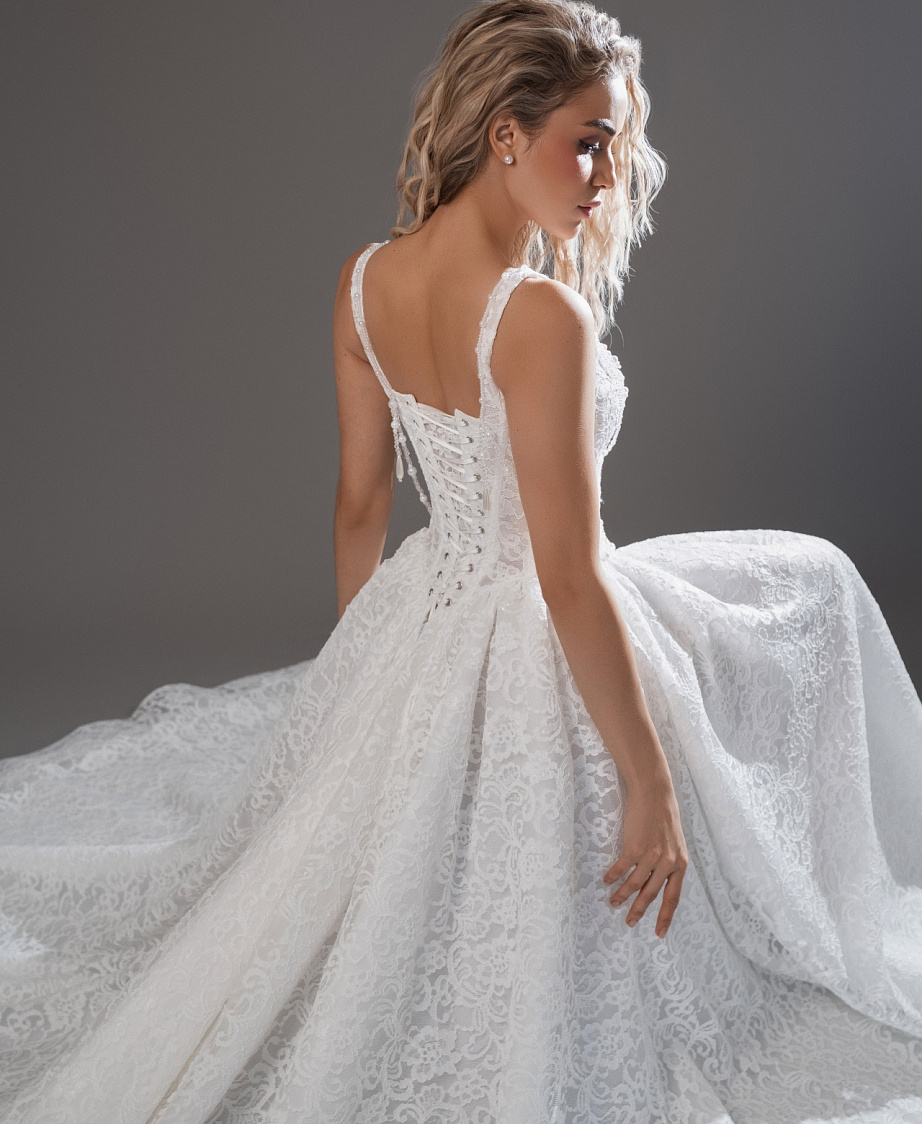 Кружевное свадебное платье с квадратным вырезом фото