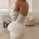 Атласное свадебное платье с кружевной баской фото