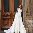 Атласное свадебное платье с воротником-стойка фото