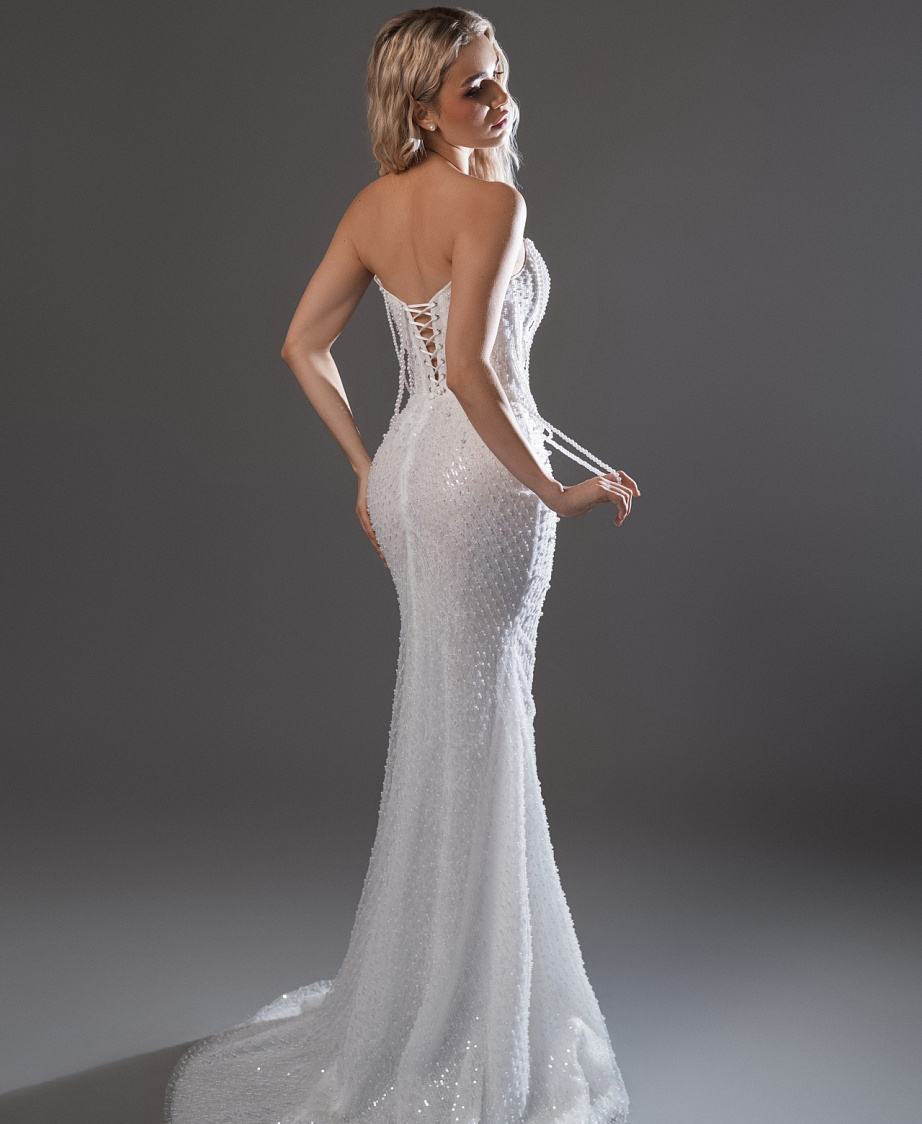 Роскошное свадебное платье русалка с декором из бус фото