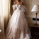 Легкое свадебное платье со спущенными плечиками фото