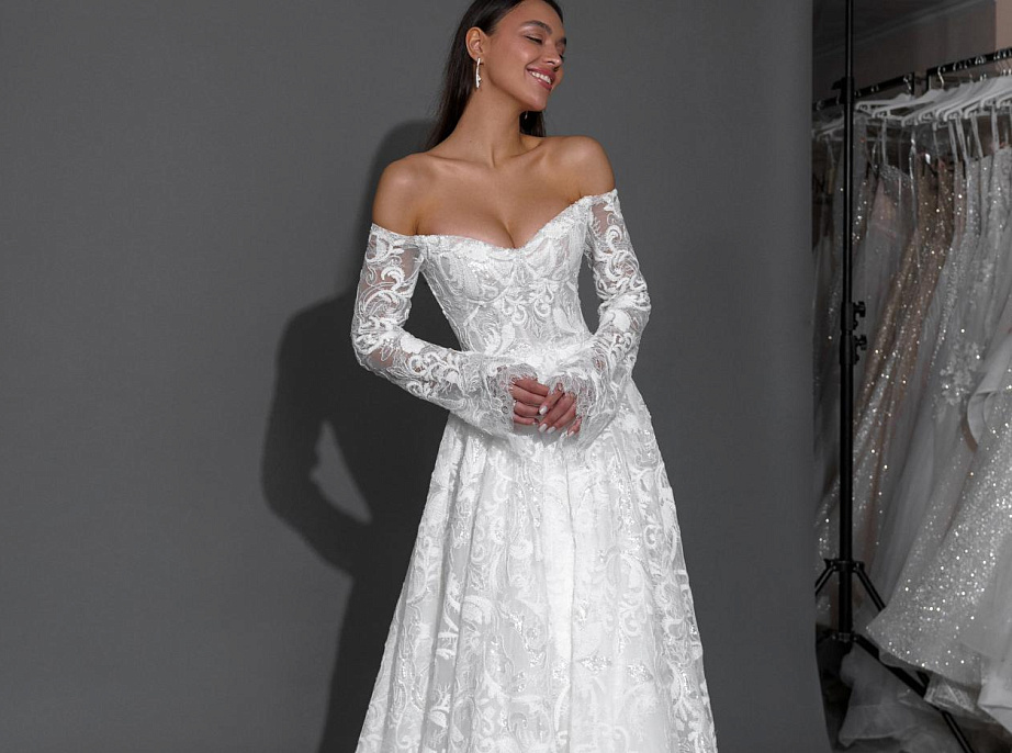Роскошное кружевное свадебное платье с рукавами фото