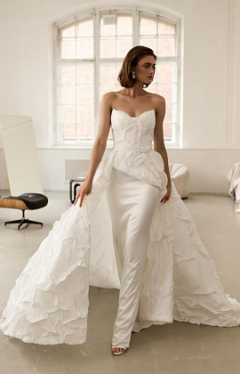 Стильный свадебный комплект со съемным шлейфом из дизайнерской ткани фото