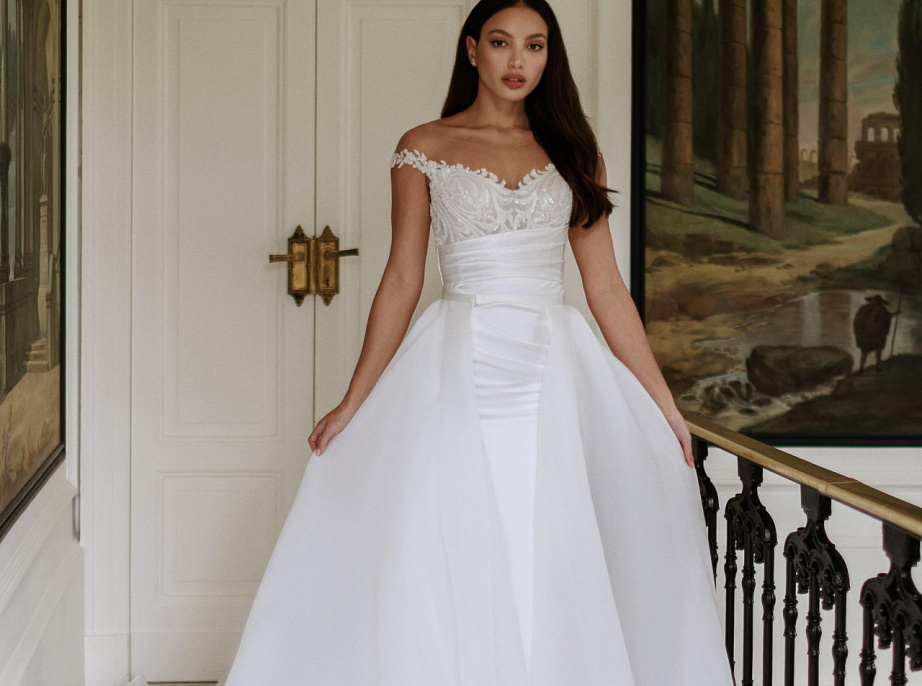 Свадебное платье с красивым расшитым корсетом и атласной юбкой фото