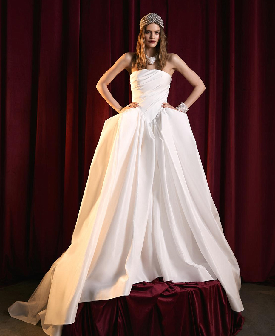 Эффектное свадебное платье из тафты с драпированным корсетом фото