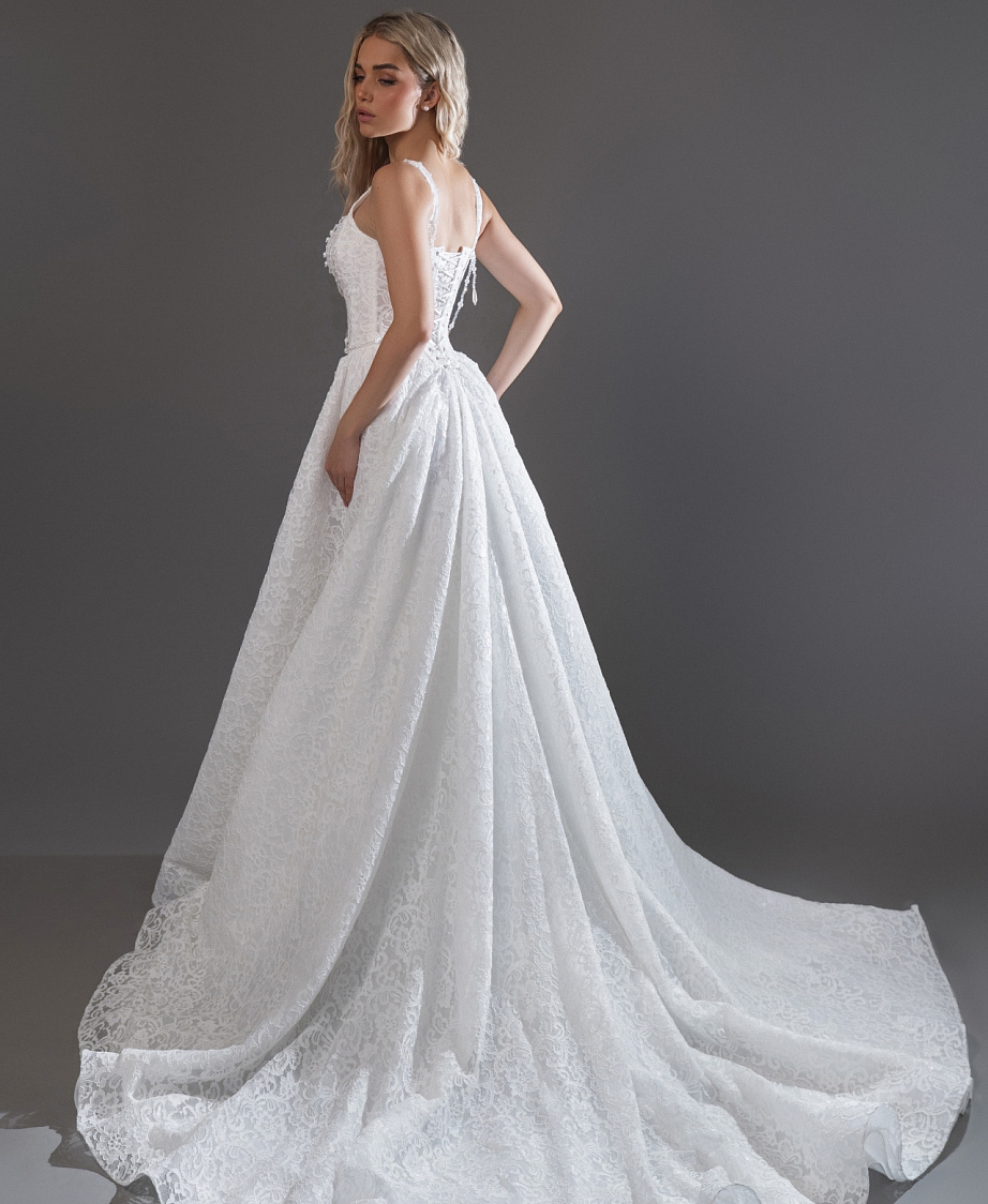 Кружевное свадебное платье с квадратным вырезом фото