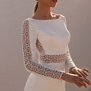 Лаконичное свадебное платье с рукавами и кружевным декором фото