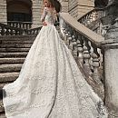 Пышное зимнее свадебное платье с рукавами
