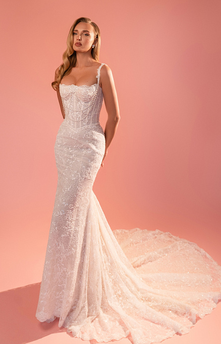 Роскошное кружевное свадебное платье на тонких бретелях фото