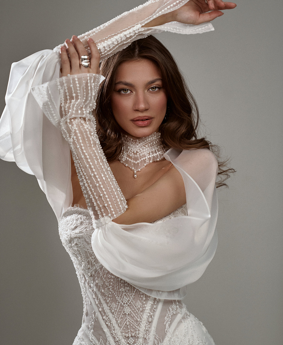 Кружевное свадебное платье-русалка с открытым верхом фото