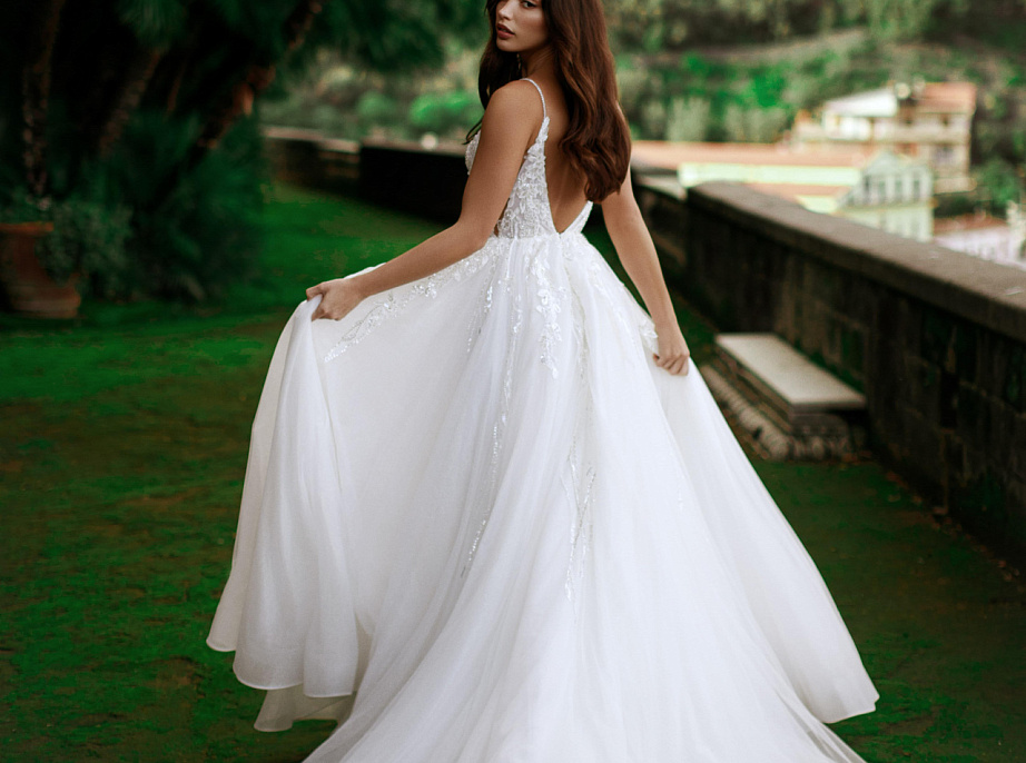 Роскошное свадебное платье на тонких бретелях фото