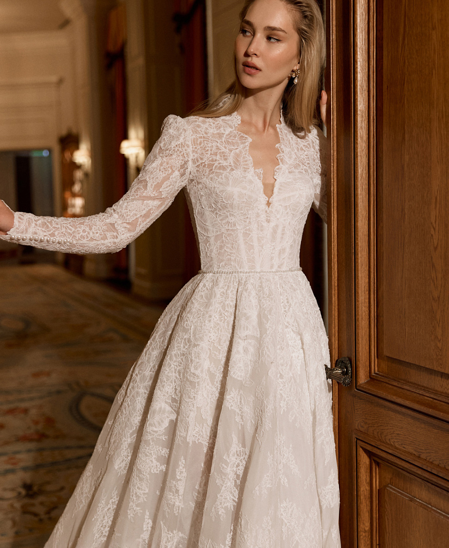 Закрытое кружевное свадебное платье cо шлейфом фото