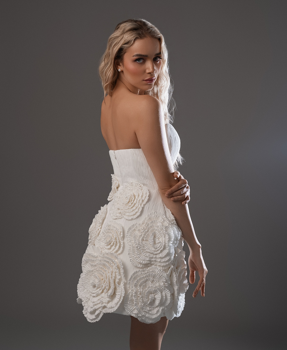 Короткое свадебное платье с 3D цветами фото