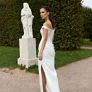 Элегантное атласное платье со шлейфом и драпировкой фото