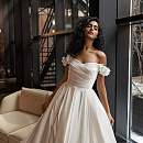 Пышное атласное свадебное платье с объемными цветами на плечах фото