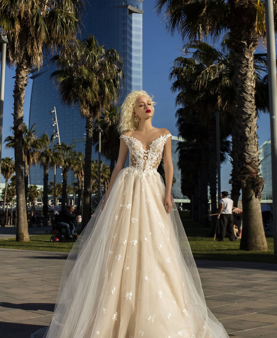 Свадебное платье с прозрачным верхом в телесном цвете фото