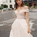 Блестящее свадебное платье с роскошным шлейфом фото