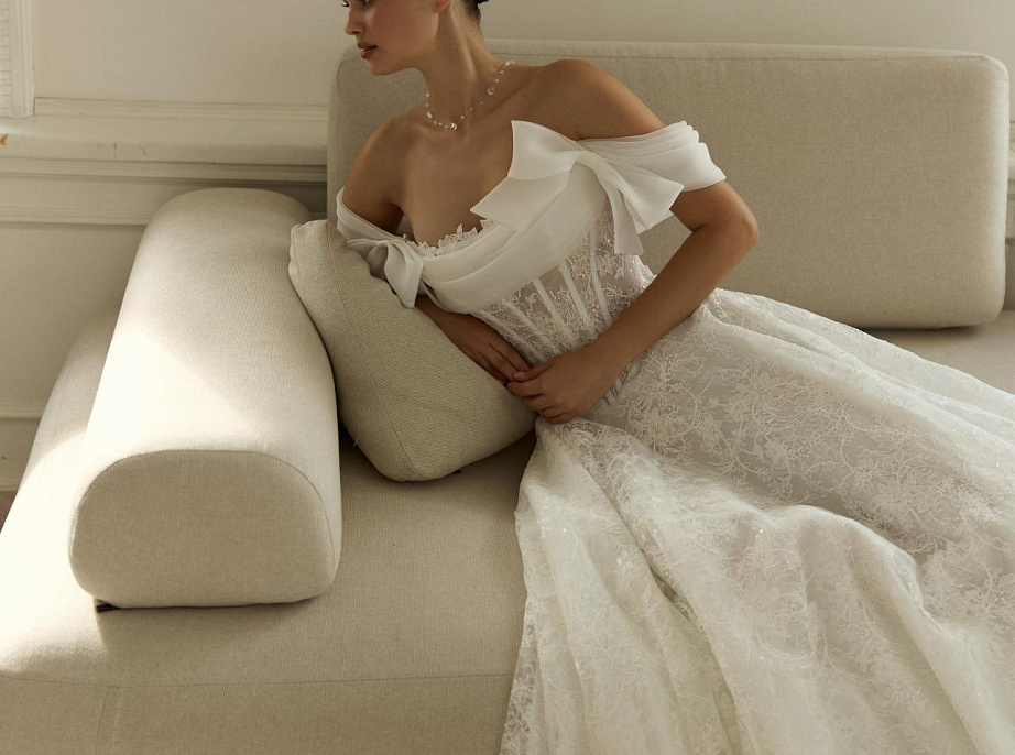 Кружевное свадбеное платье с открытыми плечами фото