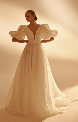 Минималистичное свадебное платье с пышными рукавами фото