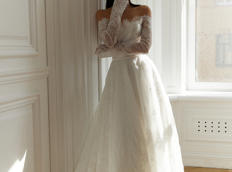 Кружевное свадебное платье с элементами атласа на корсете фото